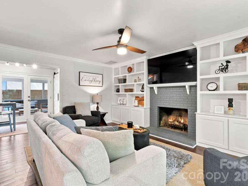 9209 Deer Spring Lane, Charlotte, NC 28210.  MLS# CAR4414552, YatesRealty ID 45871. Family Room