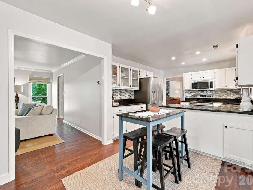 9209 Deer Spring Lane, Charlotte, NC 28210.  MLS# CAR4414552, YatesRealty ID 45871. Kitchen