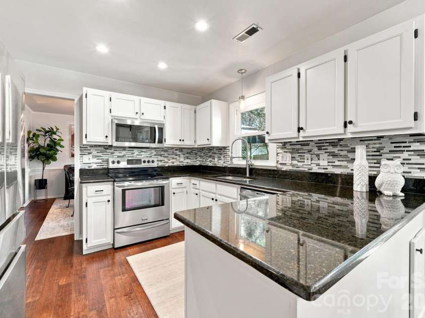 9209 Deer Spring Lane, Charlotte, NC 28210.  MLS# CAR4414552, YatesRealty ID 45871. Kitchen