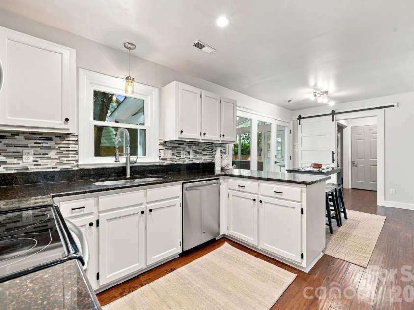 9209 Deer Spring Lane, Charlotte, NC 28210.  MLS# CAR4414552, YatesRealty ID 45871. Kitchen