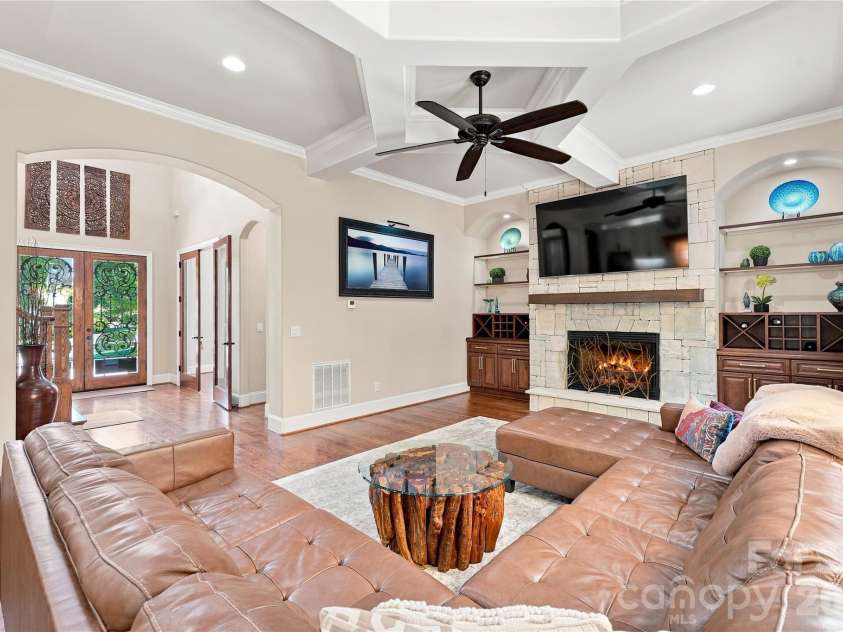 2455 Shiny Leaf Drive, Denver, NC 28037.  MLS# CAR4414414, YatesRealty ID 45874. Great room looking towards the entry