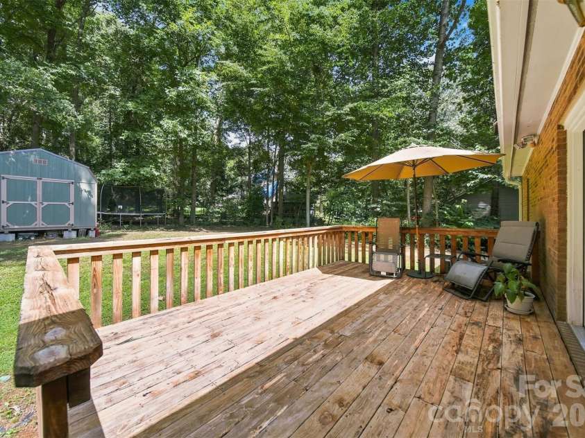 3933 MATTINGLY Drive, Hickory, NC 28602.  MLS# CAR4414536, YatesRealty ID 45875. 