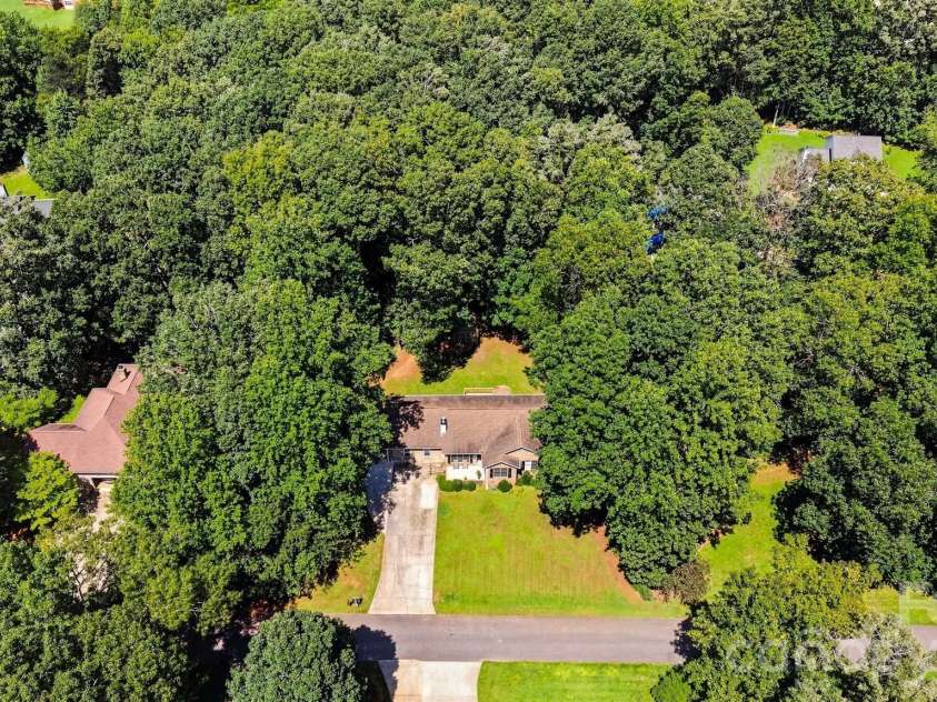 3933 MATTINGLY Drive, Hickory, NC 28602.  MLS# CAR4414536, YatesRealty ID 45875. 