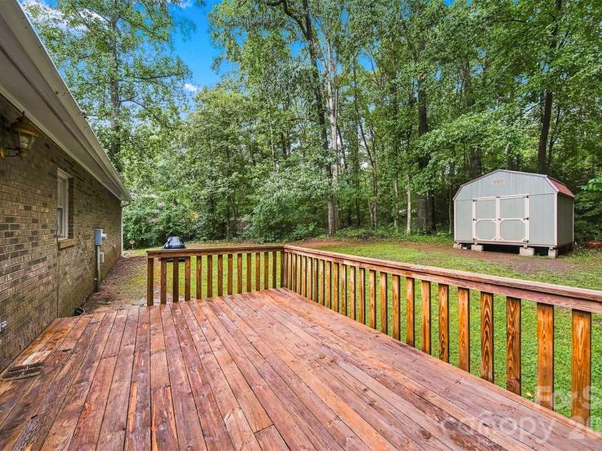3933 MATTINGLY Drive, Hickory, NC 28602.  MLS# CAR4414536, YatesRealty ID 45875. BACK DECK