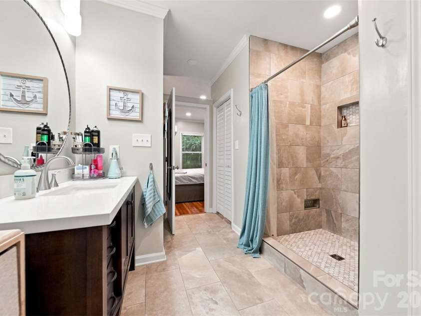3933 MATTINGLY Drive, Hickory, NC 28602.  MLS# CAR4414536, YatesRealty ID 45875. BATHROOM IN ADU