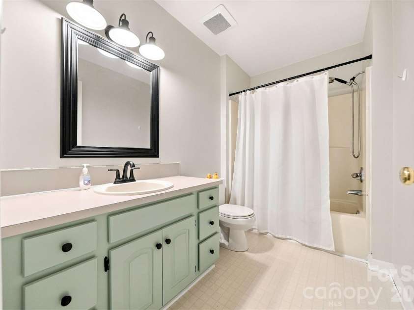3933 MATTINGLY Drive, Hickory, NC 28602.  MLS# CAR4414536, YatesRealty ID 45875. GUEST BATH.