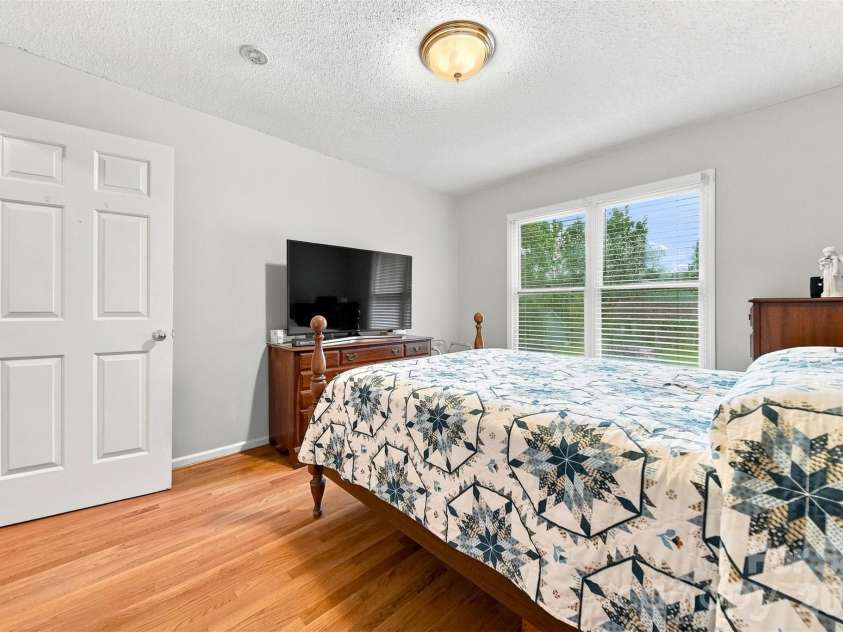 3933 MATTINGLY Drive, Hickory, NC 28602.  MLS# CAR4414536, YatesRealty ID 45875. GUEST BEDROOM