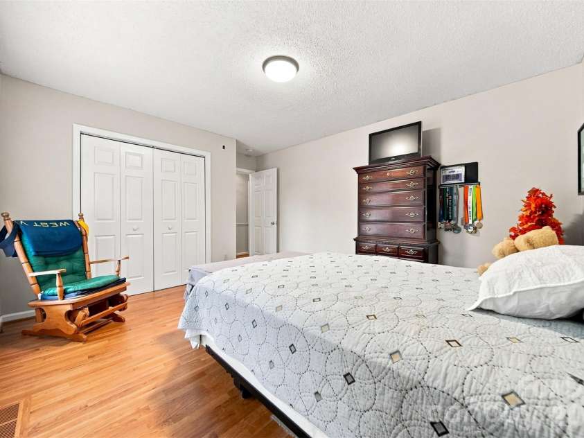 3933 MATTINGLY Drive, Hickory, NC 28602.  MLS# CAR4414536, YatesRealty ID 45875. GUEST ROOM