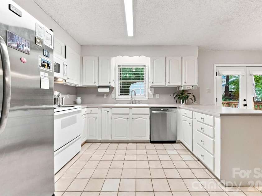 3933 MATTINGLY Drive, Hickory, NC 28602.  MLS# CAR4414536, YatesRealty ID 45875. KITCHEN