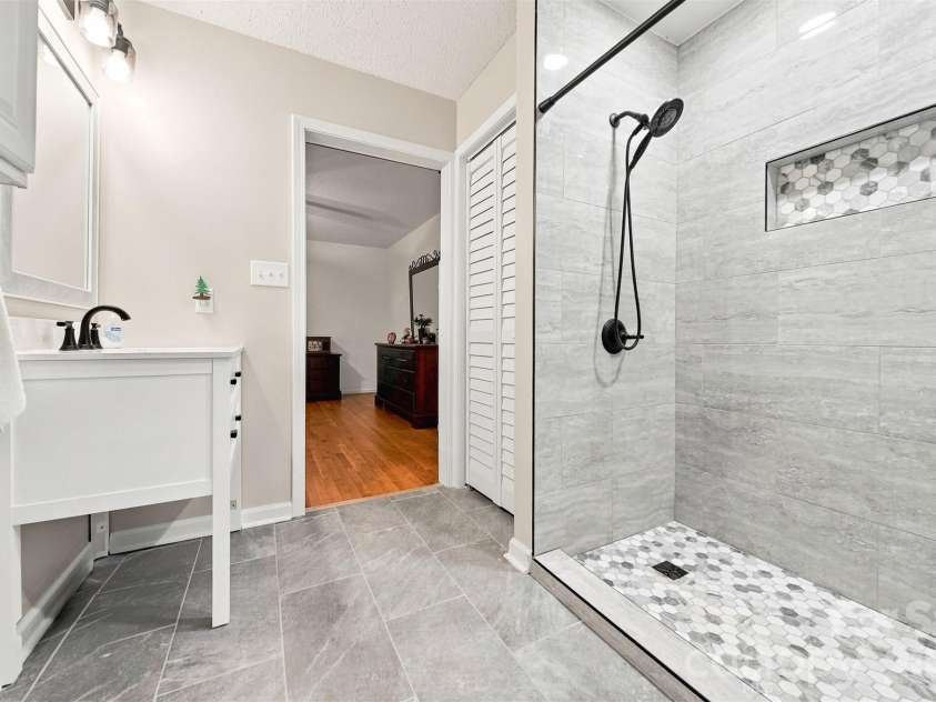 3933 MATTINGLY Drive, Hickory, NC 28602.  MLS# CAR4414536, YatesRealty ID 45875. PRIMARY BATH UPDATED 2024. SO PRETTY!!!!