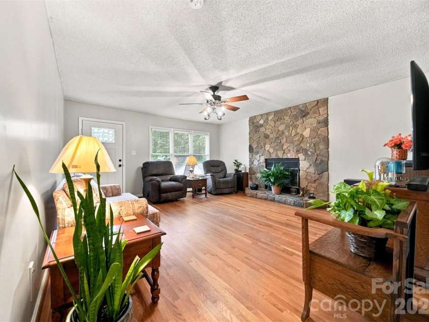 3933 MATTINGLY Drive, Hickory, NC 28602.  MLS# CAR4414536, YatesRealty ID 45875. SPACIOUS LIVING ROOM