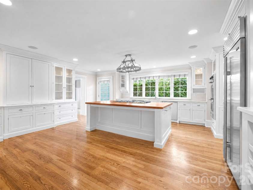 1620 Biltmore Drive, Charlotte, NC 28207.  MLS# CAR4414269, YatesRealty ID 45879. 