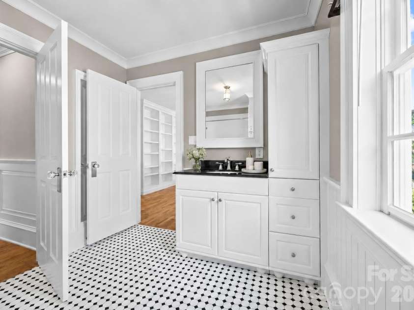 1620 Biltmore Drive, Charlotte, NC 28207.  MLS# CAR4414269, YatesRealty ID 45879. 