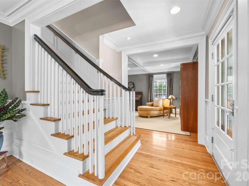 1620 Biltmore Drive, Charlotte, NC 28207.  MLS# CAR4414269, YatesRealty ID 45879. Entry - 1620 Biltmore Drive
