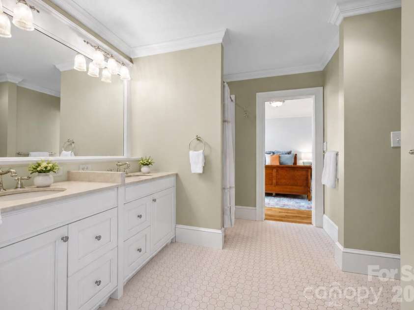1620 Biltmore Drive, Charlotte, NC 28207.  MLS# CAR4414269, YatesRealty ID 45879. Full Bathroom - 1620 Biltmore Drive