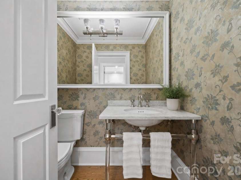 1620 Biltmore Drive, Charlotte, NC 28207.  MLS# CAR4414269, YatesRealty ID 45879. Half Bath - 1620 Biltmore Drive