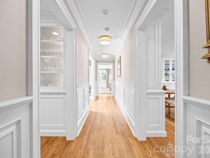 1620 Biltmore Drive, Charlotte, NC 28207.  MLS# CAR4414269, YatesRealty ID 45879. Hallway - 1620 Biltmore Drive