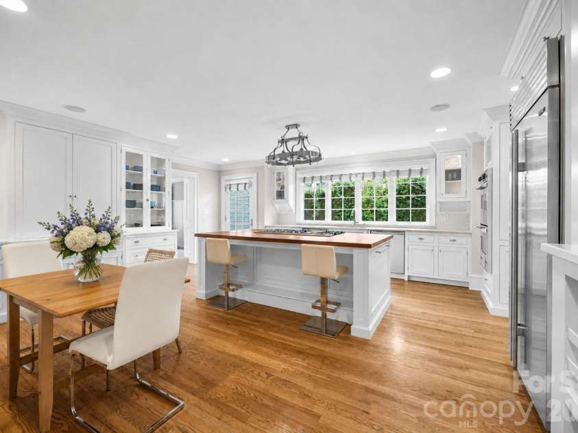 1620 Biltmore Drive, Charlotte, NC 28207.  MLS# CAR4414269, YatesRealty ID 45879. Kitchen - 1620 Biltmore Drive