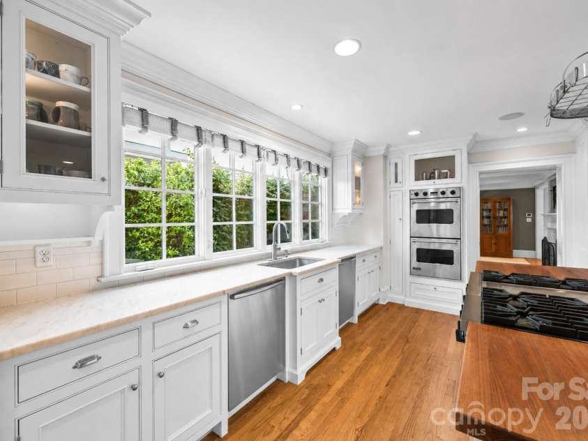 1620 Biltmore Drive, Charlotte, NC 28207.  MLS# CAR4414269, YatesRealty ID 45879. Kitchen - 1620 Biltmore Drive