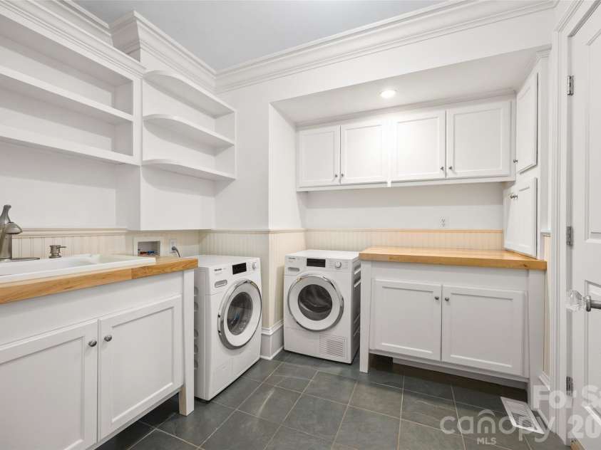 1620 Biltmore Drive, Charlotte, NC 28207.  MLS# CAR4414269, YatesRealty ID 45879. Laundry Room - 1620 Biltmore Drive