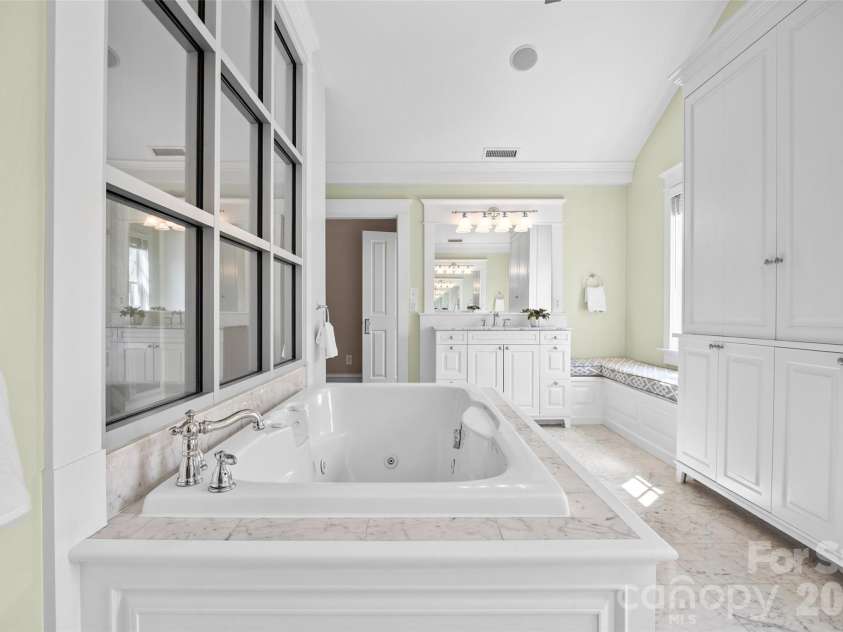 1620 Biltmore Drive, Charlotte, NC 28207.  MLS# CAR4414269, YatesRealty ID 45879. Primary Bathroom - 1620 Biltmore Drive