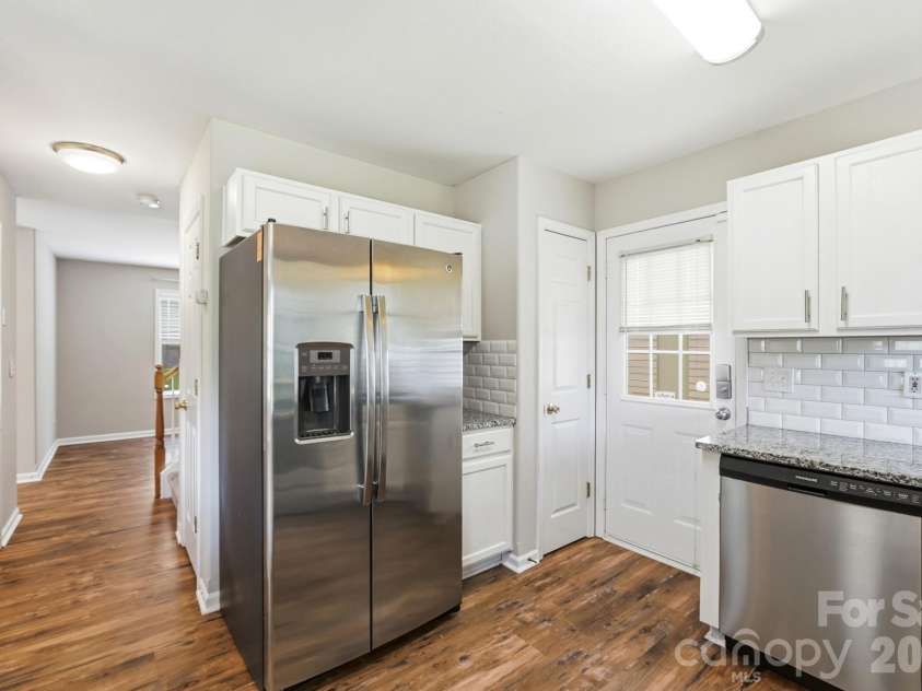 2722 Meadow Knoll Drive, Charlotte, NC 28269.  MLS# CAR4414122, YatesRealty ID 45882. 