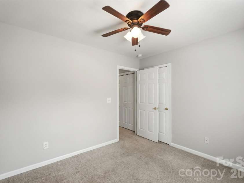 2722 Meadow Knoll Drive, Charlotte, NC 28269.  MLS# CAR4414122, YatesRealty ID 45882. 
