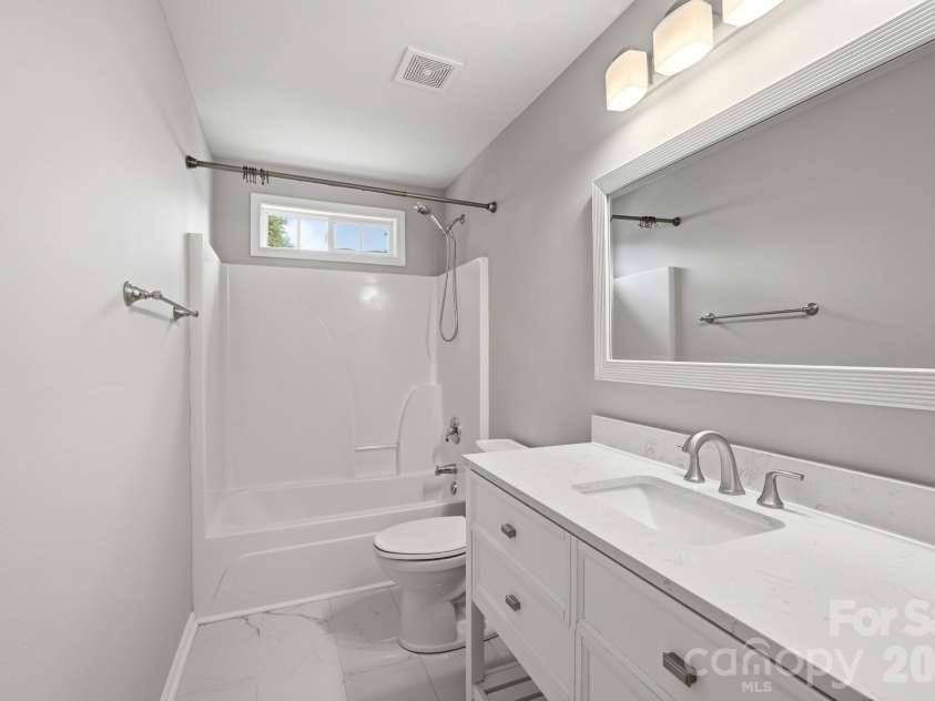 2722 Meadow Knoll Drive, Charlotte, NC 28269.  MLS# CAR4414122, YatesRealty ID 45882. 