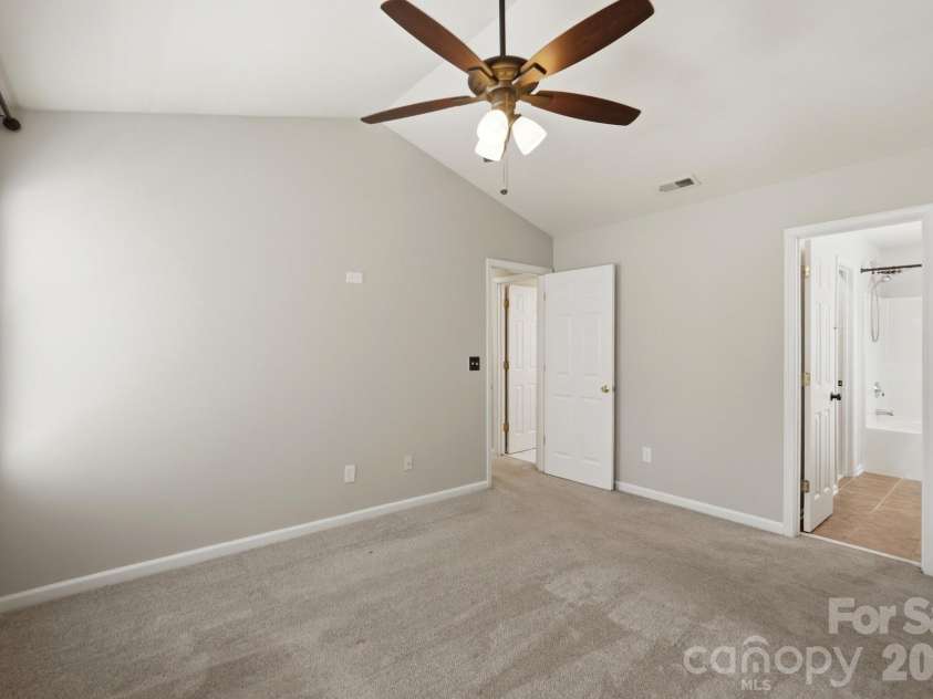 2722 Meadow Knoll Drive, Charlotte, NC 28269.  MLS# CAR4414122, YatesRealty ID 45882. 