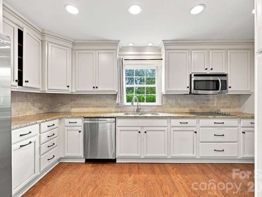 3528 Broadfield Road, Charlotte, NC 28226.  MLS# CAR4414169, YatesRealty ID 45883. 