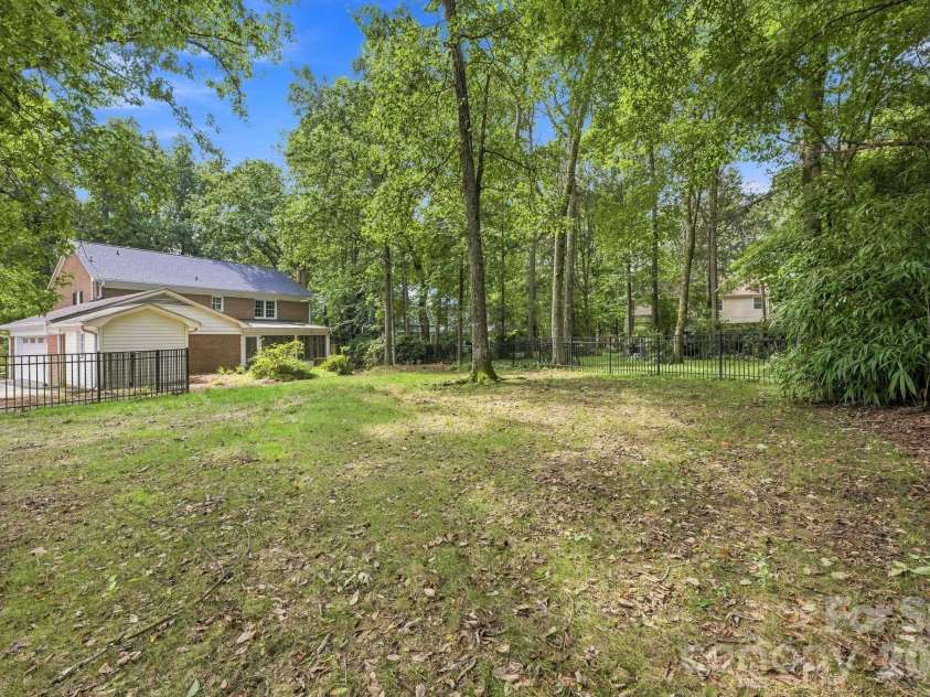 3528 Broadfield Road, Charlotte, NC 28226.  MLS# CAR4414169, YatesRealty ID 45883. 