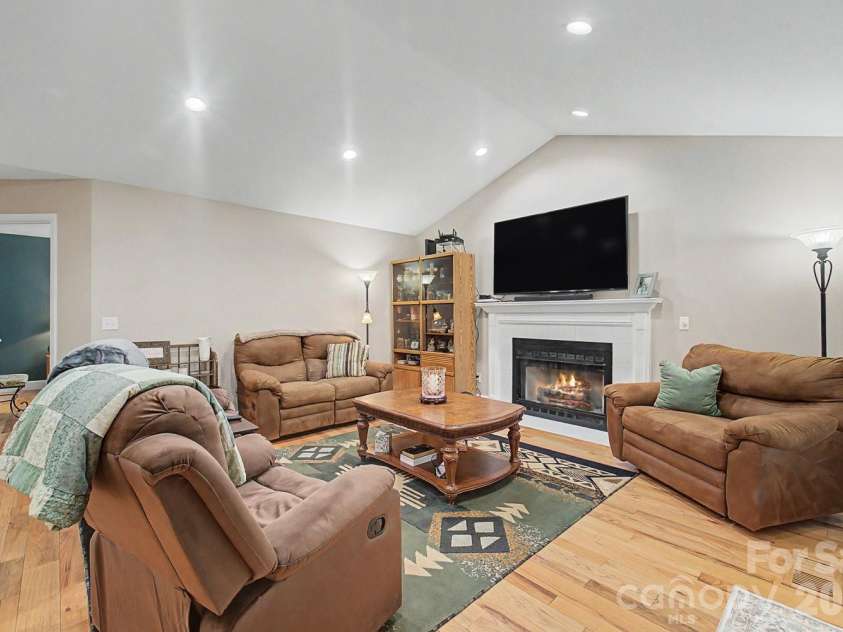 48 Main Trace, Franklin, NC 28734.  MLS# CAR4414128, YatesRealty ID 45884. 