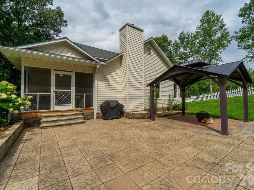 48 Main Trace, Franklin, NC 28734.  MLS# CAR4414128, YatesRealty ID 45884. 
