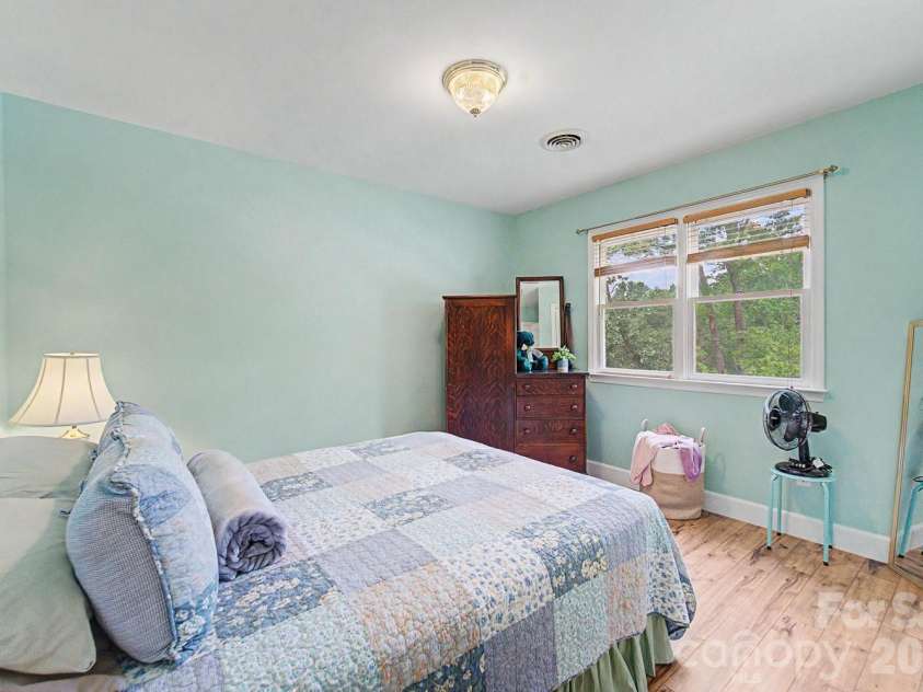 48 Main Trace, Franklin, NC 28734.  MLS# CAR4414128, YatesRealty ID 45884. Guest room