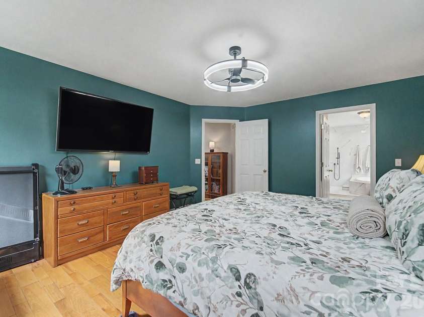 48 Main Trace, Franklin, NC 28734.  MLS# CAR4414128, YatesRealty ID 45884. Primary bedroom