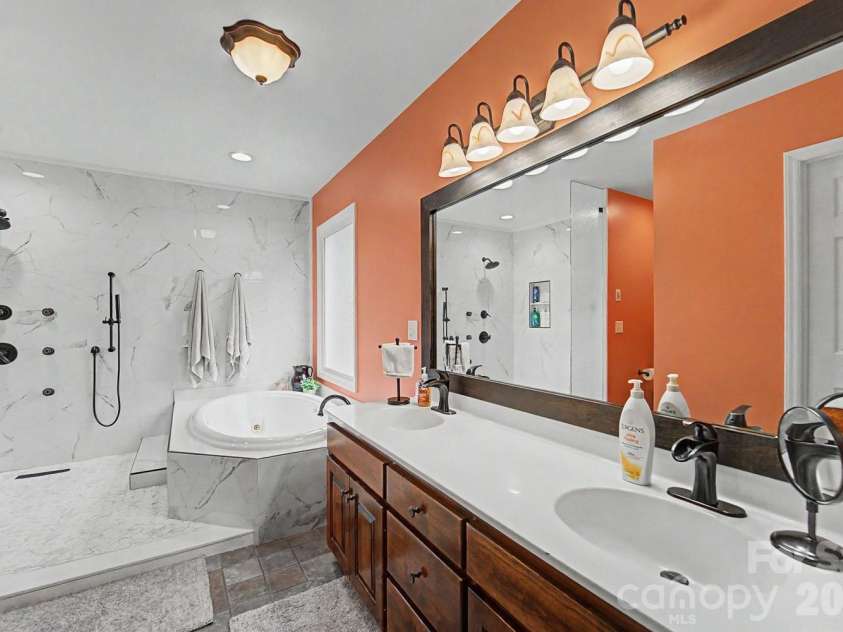 48 Main Trace, Franklin, NC 28734.  MLS# CAR4414128, YatesRealty ID 45884. Primary en-suite