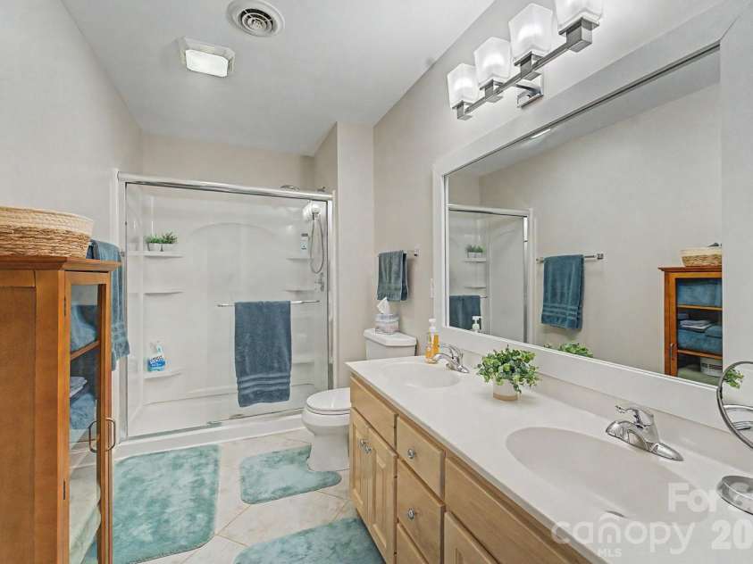 48 Main Trace, Franklin, NC 28734.  MLS# CAR4414128, YatesRealty ID 45884. Upstairs full bathroom