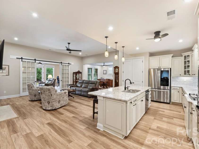 9610 Cresswind Boulevard, Charlotte, NC 28215.  MLS# CAR4332895, YatesRealty ID 4589. 