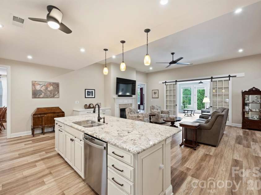 9610 Cresswind Boulevard, Charlotte, NC 28215.  MLS# CAR4332895, YatesRealty ID 4589. 