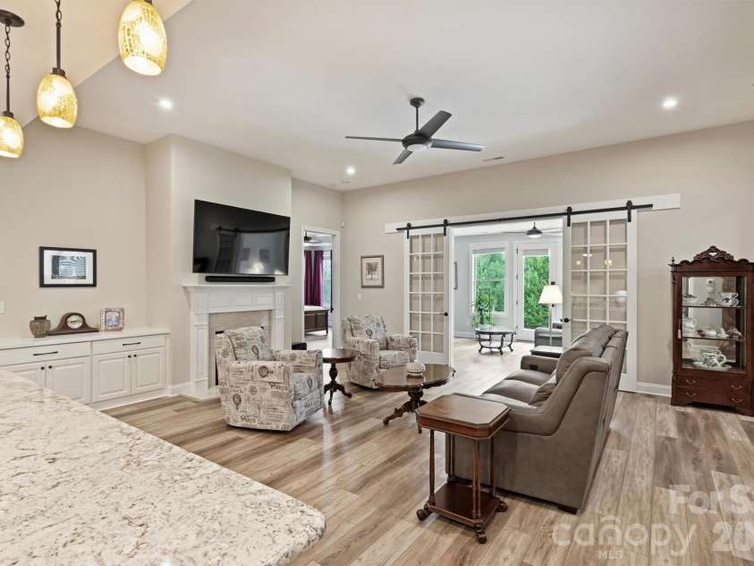 9610 Cresswind Boulevard, Charlotte, NC 28215.  MLS# CAR4332895, YatesRealty ID 4589. 