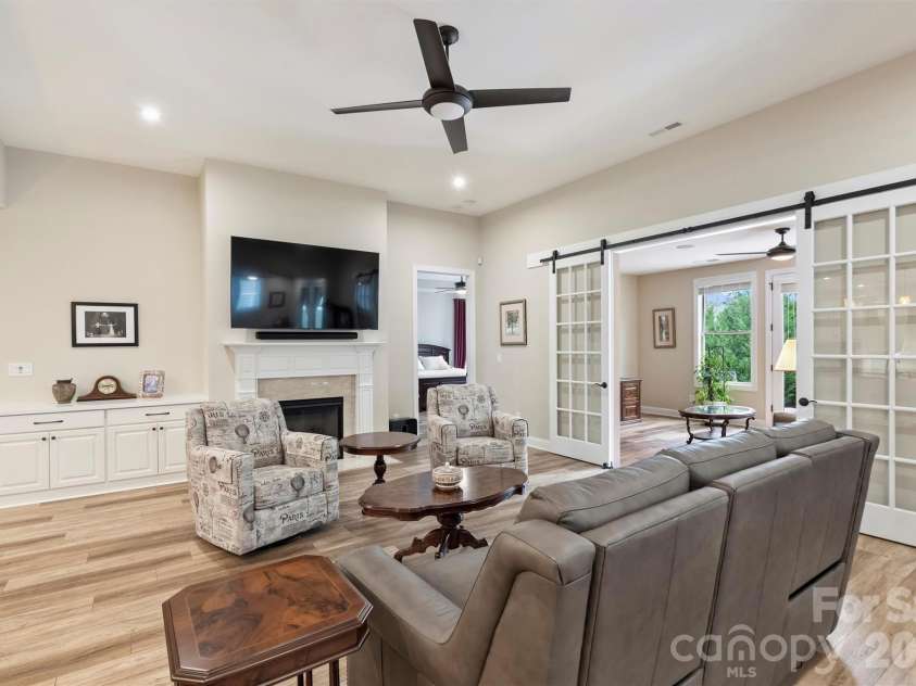 9610 Cresswind Boulevard, Charlotte, NC 28215.  MLS# CAR4332895, YatesRealty ID 4589. 