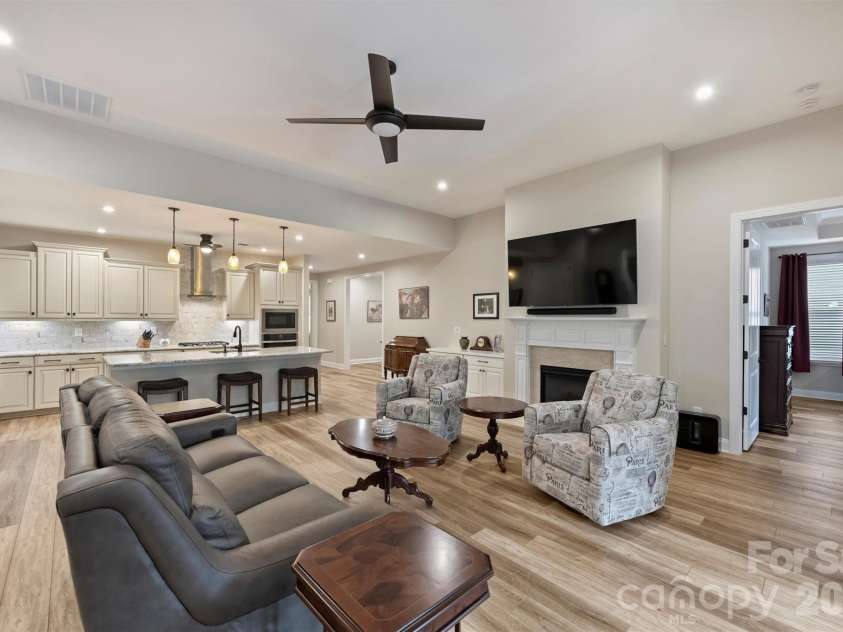 9610 Cresswind Boulevard, Charlotte, NC 28215.  MLS# CAR4332895, YatesRealty ID 4589. 