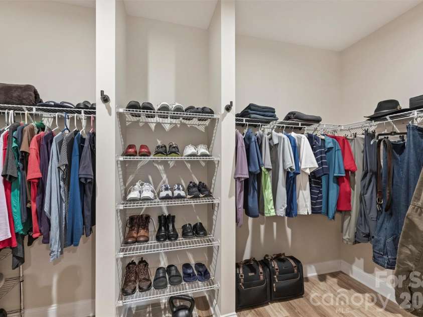 9610 Cresswind Boulevard, Charlotte, NC 28215.  MLS# CAR4332895, YatesRealty ID 4589. 