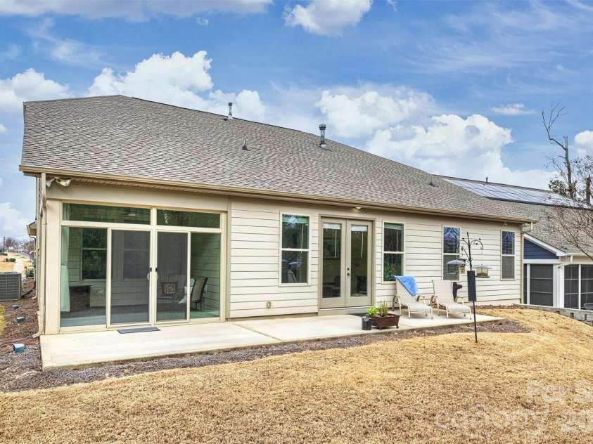 9610 Cresswind Boulevard, Charlotte, NC 28215.  MLS# CAR4332895, YatesRealty ID 4589. 