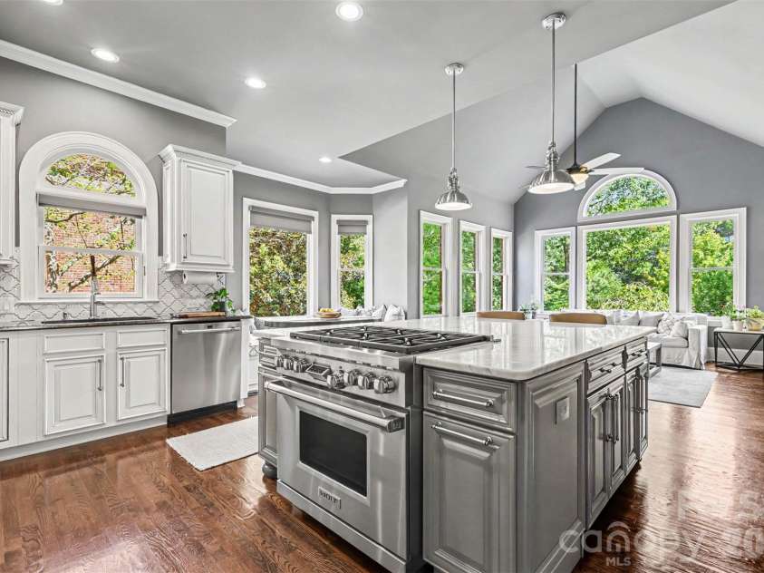 2304 Highland Forest Drive, Waxhaw, NC 28173.  MLS# CAR4413311, YatesRealty ID 45891. Wolf Dual-fuel range