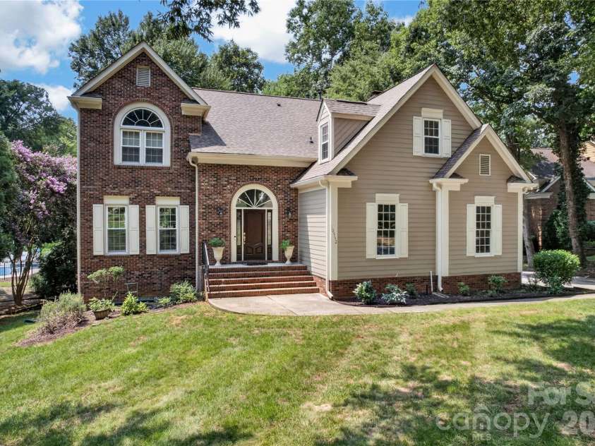 10552 Providence Arbours Drive, Charlotte, NC 28270.  MLS# CAR4412514, YatesRealty ID 45898. 