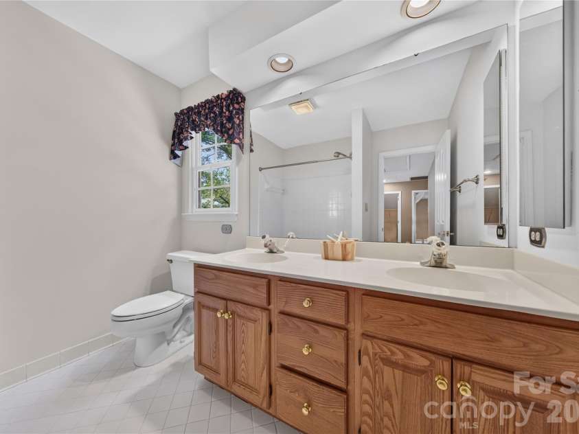 10552 Providence Arbours Drive, Charlotte, NC 28270.  MLS# CAR4412514, YatesRealty ID 45898. 
