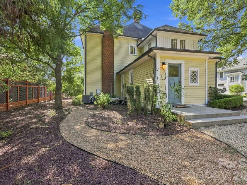 559 Main Street, Davidson, NC 28036.  MLS# CAR4412732, YatesRealty ID 45899. 