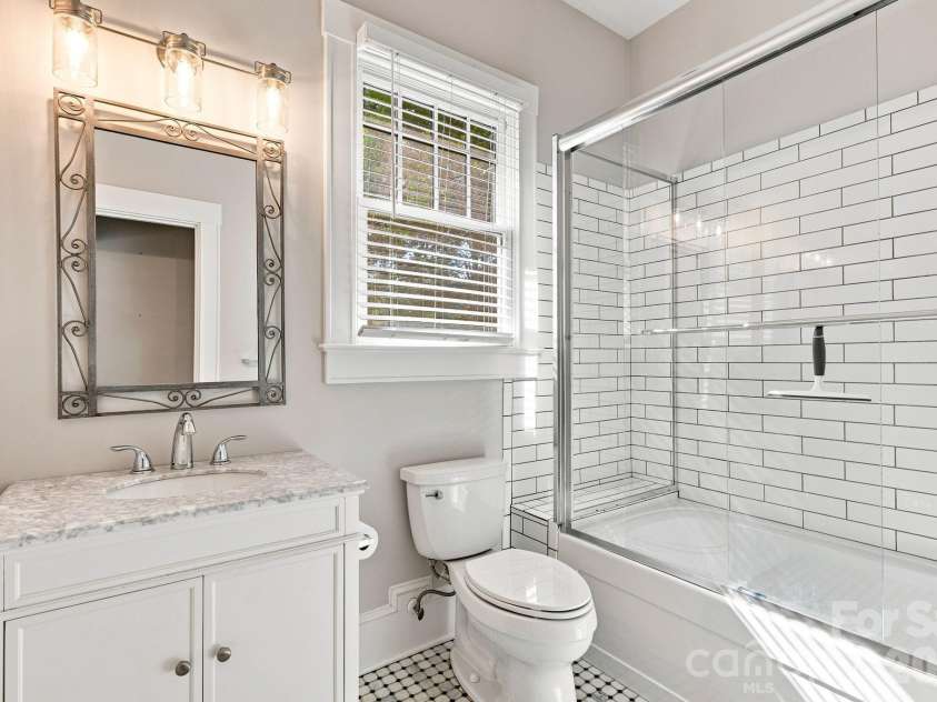 559 Main Street, Davidson, NC 28036.  MLS# CAR4412732, YatesRealty ID 45899. Guest Cottage Full Bath