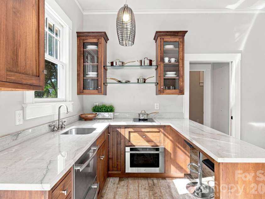 559 Main Street, Davidson, NC 28036.  MLS# CAR4412732, YatesRealty ID 45899. Guest Cottage Kitchen